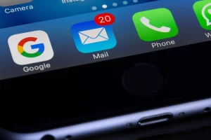 The image shows a mobile phone screen and there is an envelope icon with some notifications