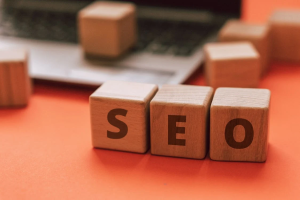 The image shows some wood cubes with the word SEO