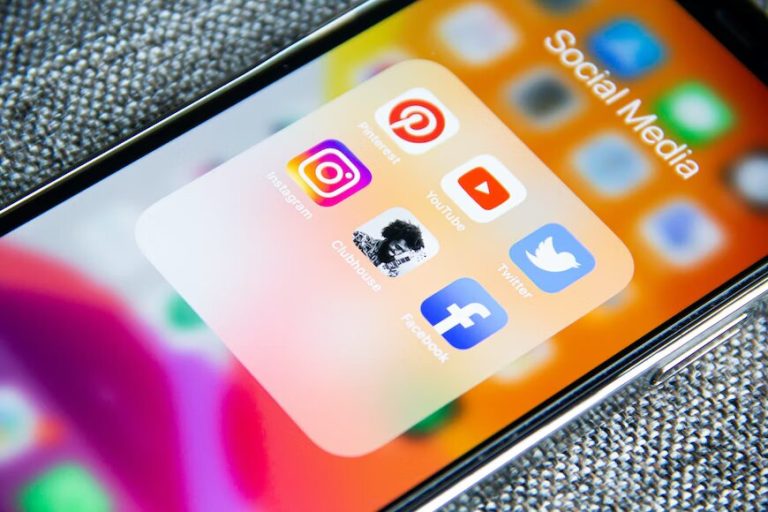 The image shows a smartphone with some apps
